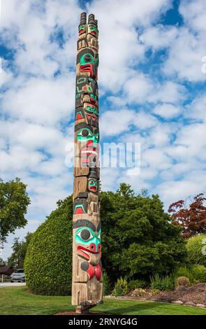 Totem dei nativi americani. I pali totemici sono sculture monumentali scolpite dalle popolazioni indigene della costa nordoccidentale del Pacifico di Nort Foto Stock