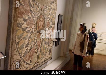 (180318) -- ALESSANDRIA D'EGITTO, 18 marzo 2018 -- una donna egiziana guarda un artefatto dell'epoca greco-romana al Museo nazionale di Alessandria d'Egitto, il 12 marzo 2018. Il Museo Nazionale di Alessandria, contenente circa 1.800 inestimabili manufatti faraonici, greco-romani, islamici e copti che narrano la storia della storica città mediterranea di Alessandria a nord della capitale il Cairo, è stato aperto al pubblico nel 2003. MUSEO NAZIONALE EGITTO-ALESSANDRIA-ALESSANDRIA ZhaoxDingzhe PUBLICATIONxNOTxINxCHN Foto Stock