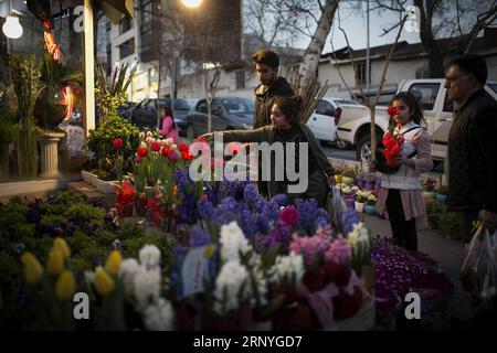 (180319) -- TEHERAN, 19 marzo 2018 -- la gente compra fiori nel bazar Tajrish a Teheran, Iran, il 18 marzo 2018, davanti a Nowruz, il nuovo anno iraniano. Nowruz segna il primo giorno di primavera e l'inizio dell'anno nel calendario iraniano. )(gj) IRAN-TEHERAN-CAPODANNO SHOPPING AhmadxHalabisaz PUBLICATIONxNOTxINxCHN Foto Stock