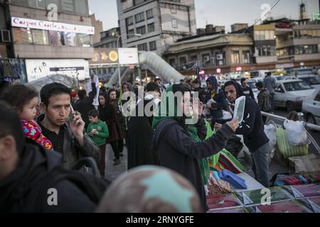 (180319) -- TEHERAN, 19 marzo 2018 -- People shop in Tajrish bazaar a Teheran, Iran, il 18 marzo 2018, davanti a Nowruz, il nuovo anno iraniano. Nowruz segna il primo giorno di primavera e l'inizio dell'anno nel calendario iraniano. )(gj) IRAN-TEHERAN-CAPODANNO SHOPPING AhmadxHalabisaz PUBLICATIONxNOTxINxCHN Foto Stock