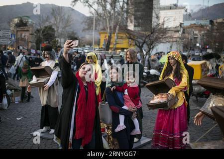 (180319) -- TEHERAN, 19 marzo 2018 -- le donne scattano selfie con sculture che sono simbolo di Nowruz nel bazar Tajrish a Teheran, Iran, il 18 marzo 2018, davanti a Nowruz, il nuovo anno iraniano. Nowruz segna il primo giorno di primavera e l'inizio dell'anno nel calendario iraniano. )(gj) IRAN-TEHERAN-CAPODANNO SHOPPING AhmadxHalabisaz PUBLICATIONxNOTxINxCHN Foto Stock