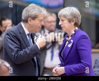 (180322) -- BRUXELLES, 22 marzo 2018 -- colloqui in uscita con il primo ministro italiano Paolo Gentiloni (L) con il primo ministro britannico Theresa May durante il vertice di primavera dell'Unione europea (UE) presso la sede dell'UE a Bruxelles, in Belgio, il 22 marzo 2018. ) VERTICE BELGIO-BRUXELLES-UE-PRIMAVERA ThierryxMonass PUBLICATIONxNOTxINxCHN Foto Stock