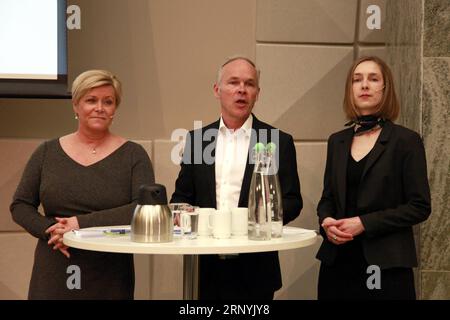 (180324) -- OSLO, 24 marzo 2018 -- il ministro norvegese dell'istruzione e dell'integrazione Jan Tore Sanner (C), il ministro della ricerca e dell'istruzione superiore Iselin Nybo (R) e il ministro delle finanze Siv Jensen partecipano a una conferenza stampa a Olso, Norvegia, il 23 marzo 2018. Venerdì la Norvegia ha dichiarato di aver inviato un disegno di legge al parlamento proponendo di vietare l'uso di indumenti per la copertura facciale in tutti gli asili e le istituzioni educative come scuole, college e centri di formazione per gli immigrati appena arrivati. )(axy) NORWAY-OSLO-SCHOOL-FACE-COVERING CLOMENTS-BAN-PROPOSAL LiangxYouchang PUBLICATIONxNOTxINxCHN Foto Stock