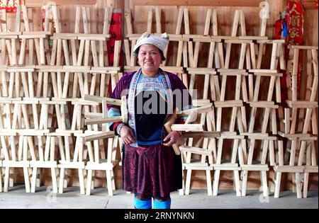 (180328) -- RONGSHUI, 28 marzo 2018 -- Pan Meizui espone gli sgabelli nella sua casa nel villaggio Dangjiu della contea autonoma di Rongshui Miao, nella regione autonoma del Guangxi Zhuang della Cina meridionale, 25 febbraio 2018. La vita degli abitanti del villaggio nella contea autonoma di Rongshui Miao è stata migliorata da quando sono state adottate le misure di riduzione della povertà. Un cambiamento evidente nelle loro famiglie è l'aumento degli sgabelli, poiché sono necessari altri sgabelli quando si tengono grandi celebrazioni per intrattenere amici e visitatori. )(wsw) CINA-GUANGXI-RIDUZIONE DELLA POVERTÀ-FECI (CN) HuangxXiaobang PUBLICATIONxNOTxINxCHN Foto Stock