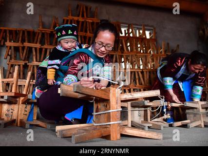 (180328) -- RONGSHUI, 28 marzo 2018 -- Wu Ni si prepara a partecipare a un'attività nella municipalità di Gandong della contea autonoma di Rongshui Miao, nella regione autonoma di Guangxi Zhuang della Cina meridionale, 13 marzo 2018. La vita degli abitanti del villaggio nella contea autonoma di Rongshui Miao è stata migliorata da quando sono state adottate le misure di riduzione della povertà. Un cambiamento evidente nelle loro famiglie è l'aumento degli sgabelli, poiché sono necessari altri sgabelli quando si tengono grandi celebrazioni per intrattenere amici e visitatori. )(wsw) CINA-GUANGXI-RIDUZIONE DELLA POVERTÀ-FECI (CN) HuangxXiaobang PUBLICATIONxNOTxINxCHN Foto Stock