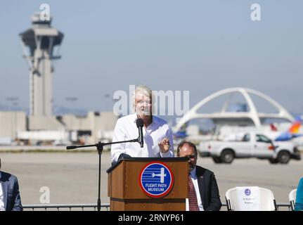 (180329) -- LOS ANGELES, 29 marzo 2018 -- Richard Branson (front), fondatore del Virgin Group, parla mentre è inserito nella Flight Path Walk of Fame all'aeroporto internazionale di Los Angeles, negli Stati Uniti, 28 marzo 2018. ) (ZCC) U.S.-LOS ANGELES-RICHARD BRANSON-PERCORSO DI VOLO WALK OF FAME ZHAOXHANRONG PUBLICATIONXNOTXINXCHN Foto Stock