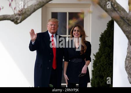 180329 -- WASHINGTON, 29 marzo 2018 -- il presidente degli Stati Uniti Donald Trump L posa con il direttore uscente delle comunicazioni della Casa Bianca Hope Hicks sul West Wing Colonnade prima di lasciare la Casa Bianca a Washington D.C., negli Stati Uniti, il 29 marzo 2018. U.S.-WASHINGTON D.C.-TRUMP-PARTENZA TingxShen PUBLICATIONxNOTxINxCHN Foto Stock