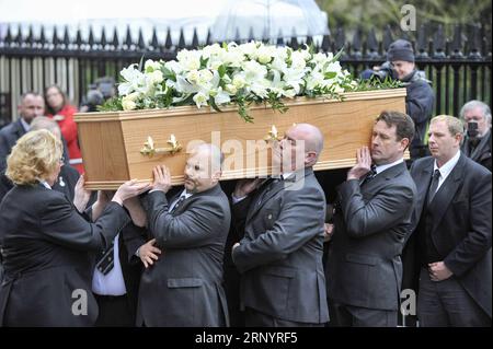 (180331) -- CAMBRIDGE, 31 marzo 2018 -- la bara del fisico britannico Stephen Hawking è trasportata nella chiesa di Great St Mary a Cambridge, in Gran Bretagna, il 31 marzo 2018. Il funerale del professor Stephen Hawking si tenne sabato in una chiesa vicino al college dell'Università di Cambridge, dove fu Fellow per più di mezzo secolo. BRITAIN-CAMBRIDGE-STEPHEN HAWKING-FUNERALE StephenxChung PUBLICATIONxNOTxINxCHN Foto Stock