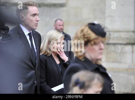 (180331) -- CAMBRIDGE, 31 marzo 2018 -- il fisico britannico Stephen Hawking S Son Timothy (1st L) e la figlia Lucy (2nd L) partecipano ai funerali privati di Stephen Hawking alla chiesa di Great St Mary a Cambridge, in Gran Bretagna, il 31 marzo 2018. Il funerale del professor Stephen Hawking si tenne sabato in una chiesa vicino al college dell'Università di Cambridge, dove fu Fellow per più di mezzo secolo. BRITAIN-CAMBRIDGE-STEPHEN HAWKING-FUNERALE StephenxChung PUBLICATIONxNOTxINxCHN Foto Stock