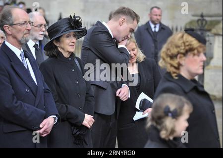 (180331) -- CAMBRIDGE, 31 marzo 2018 -- la prima moglie Jane (3rd L) del fisico britannico Stephen Hawking, il figlio Timothy (4th L) e la figlia Lucy (5th L) partecipano ai funerali privati di Stephen Hawking alla chiesa di Great St Mary a Cambridge, in Gran Bretagna, il 31 marzo 2018. Il funerale del professor Stephen Hawking si tenne sabato in una chiesa vicino al college dell'Università di Cambridge, dove fu Fellow per più di mezzo secolo. BRITAIN-CAMBRIDGE-STEPHEN HAWKING-FUNERALE StephenxChung PUBLICATIONxNOTxINxCHN Foto Stock