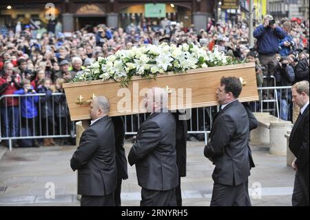 (180331) -- CAMBRIDGE, 31 marzo 2018 -- la bara del fisico britannico Stephen Hawking è trasportata nella chiesa di Great St Mary a Cambridge, in Gran Bretagna, il 31 marzo 2018. Il funerale del professor Stephen Hawking si tenne sabato in una chiesa vicino al college dell'Università di Cambridge, dove fu Fellow per più di mezzo secolo. BRITAIN-CAMBRIDGE-STEPHEN HAWKING-FUNERALE StephenxChung PUBLICATIONxNOTxINxCHN Foto Stock