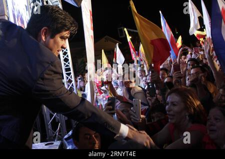 (180402) - SAN JOSE, 2 aprile 2018 - il candidato presidenziale costaricano Carlos Alvarado (L) stringe la mano ai suoi sostenitori a San Jose, Costa Rica, il 1 aprile 2018. Carlos Alvarado, il candidato del Partito d'azione dei cittadini (PAC), ha vinto il ballottaggio presidenziale della Costa Rica con il 60,74% dei voti, secondo gli ultimi risultati pubblicati dal tribunale elettorale del paese domenica sera. Kent Gilbert) (kg) (rtg)(gj) COSTA RICA-SAN JOSE-ELEZIONI PRESIDENZIALI e KENTxGILBERT PUBLICATIONxNOTxINxCHN Foto Stock