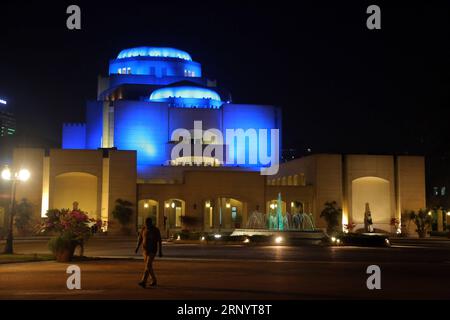 (180402) -- CAIRO, 2 aprile 2018 -- il Teatro dell'Opera del Cairo è illuminato in blu per la giornata mondiale della consapevolezza dell'autismo al Cairo, in Egitto, il 2 aprile 2018. ) EGITTO-CAIRO-MONDO CONSAPEVOLEZZA DELL'AUTISMO GIORNO-ILLUMINAZIONE AHMEDXGOMAA PUBLICATIONXNOTXINXCHN Foto Stock