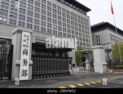(180404) -- PECHINO, 4 aprile 2018 -- foto scattata il 4 aprile 2018 mostra l'ingresso al Ministero del commercio Cinese (MOC) a Pechino, capitale della Cina. ) (Ry) Xinhua titoli: Gli Stati Uniti si sbagliano sulla tariffa proposta contro China Lixhe PUBLICATIONxNOTxINxCHN Foto Stock