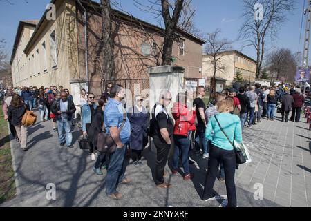 (180408) -- BUDAPEST, 8 aprile 2018 -- le persone fanno la fila fuori da un collegio elettorale in attesa di esprimere i loro voti a Budapest, in Ungheria, l'8 aprile 2018. L'Ungheria ha iniziato le elezioni generali domenica per eleggere un parlamento di 199 seggi, il che potrebbe far sì che l'attuale primo ministro Viktor Orban abbia successo in un terzo mandato consecutivo. (zf) UNGHERIA-BUDAPEST-ELEZIONI PARLAMENTARI VOTANTI AttilaxVolgyi PUBLICATIONxNOTxINxCHN Foto Stock