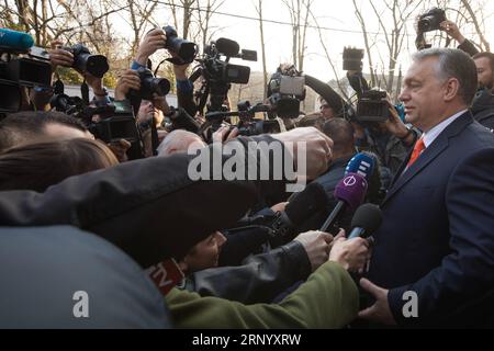 (180408) -- BUDAPEST, 8 aprile 2018 -- il primo ministro ungherese Viktor Orban parla con i media fuori da un seggio elettorale dopo aver espresso il suo voto a Budapest, in Ungheria, l'8 aprile 2018. L'Ungheria ha iniziato le elezioni generali domenica per eleggere un parlamento di 199 seggi, il che potrebbe far sì che l'attuale primo ministro Viktor Orban abbia successo in un terzo mandato consecutivo. (Zxj) UNGHERIA-BUDAPEST-ELEZIONI PARLAMENTARI-VOTANTI AttilaxVolgyi PUBLICATIONxNOTxINxCHN Foto Stock