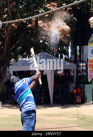 (180409) -- COLOMBO, 9 aprile 2018 -- la gente festeggia il tradizionale Capodanno singalese e tamil a Colombo, Sri Lanka, l'8 aprile 2018. ) (swt) SRI LANKA-COLOMBO-CAPODANNO AjithxPerera PUBLICATIONxNOTxINxCHN Foto Stock