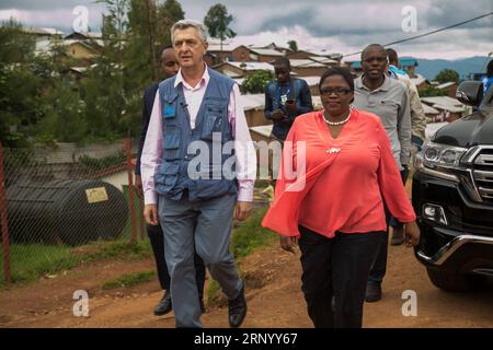 180409 -- GICUMBI, 9 aprile 2018 -- l'alto Commissario delle Nazioni Unite per i rifugiati Filippo grandi L e il ministro ruandese per la gestione delle catastrofi e gli affari dei rifugiati Jeanne d Arc de Bonheur R visitano il campo profughi di Gihembe nel distretto di Gicumbi nel Ruanda settentrionale, l'8 aprile 2018. Grandi ha promesso domenica di trovare il modo di affrontare le questioni alimentari che i rifugiati congolesi si trovano ad affrontare in Ruanda impegnandosi con altri partner. RUANDA-GICUMBI-CAMPO PROFUGHI-FUNZIONARIO DELLE NAZIONI UNITE STRINGER PUBLICATIONXNOTXINXCHN Foto Stock