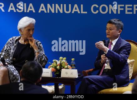 (180409) -- BOAO, 9 aprile 2018 -- Jack ma (R), fondatore e presidente del gigante cinese dell'e-commerce Alibaba Group, parla con l'amministratore delegato del Fondo monetario internazionale Christine Lagarde a Boao, nella provincia di Hainan nel sud della Cina, 9 aprile 2018. Sono qui per partecipare alla conferenza annuale Boao Forum for Asia. ) (Wyl) Xinhua Headlines: Il mondo lancia sul forum di Boao un nuovo impulso alla globalizzazione XingxGuangli PUBLICATIONxNOTxINxCHN Foto Stock