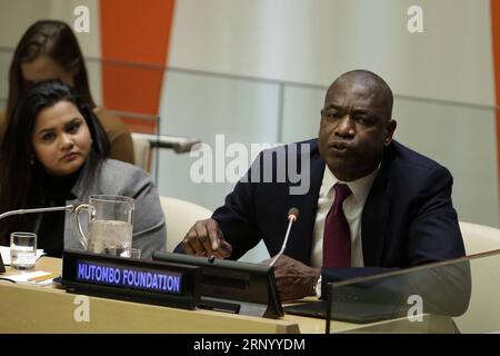 (180409) -- NAZIONI UNITE, 9 aprile 2018 -- Dikembe Mutombo (R), presidente della Dikembe Mutombo Foundation ed ex giocatore di basket NBA All Star, partecipa a un evento di alto livello sulla prevenzione del crimine e lo sviluppo sostenibile attraverso lo sport presso la sede delle Nazioni Unite a New York, il 9 aprile 2018. ) PREVENZIONE AD ALTO LIVELLO DEGLI EVENTI-CRIMINALITÀ E SVILUPPO SOSTENIBILE ATTRAVERSO LO SPORT-DIKEMBE MUTOMBO LIXMUZI PUBLICATIONXNOTXINXCHN Foto Stock