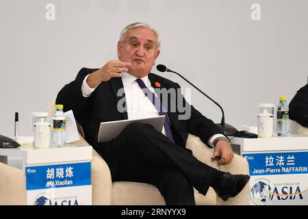 (180410) -- BOAO, 10 aprile 2018 -- l'ex primo ministro francese Jean-Pierre Raffarin interviene al dibattito televisivo di 40 anni di riforma e apertura: Cina e mondo durante la Conferenza annuale del Forum di Boao per l'Asia 2018 a Boao, nella provincia di Hainan, nella Cina meridionale, il 10 aprile 2018. ) FORUM CHINA-BOAO PER IL DIBATTITO-RIFORMA E APERTURA ASIA-TV (CN) YANGXGUANYU PUBLICATIONXNOTXINXCHN Foto Stock