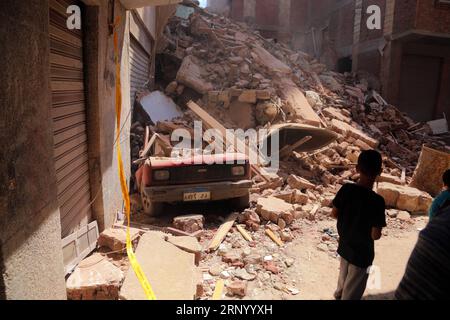 Gebäudeeinsturz in Gizeh (180410) -- CAIRO, 10 aprile 2018 -- Un veicolo è coperto da detriti nel sito di crollo dell'edificio a Giza, in Egitto, il 10 aprile 2018. Un edificio è crollato a Giza martedì, causando lesioni a quattro persone. ) (Zjl) EGYPT-GIZA-BUILDING COLLAPSE AhmedxGomaa PUBLICATIONxNOTxINxCHN Foto Stock