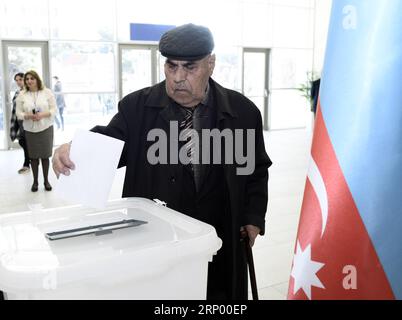 (180411) -- BAKU, 11 aprile 2018 -- Un uomo esprime il suo voto in una sede elettorale a Baku, 11 aprile 2018. L'Azerbaigian è andato alle urne mercoledì per eleggere un presidente per i prossimi sette anni. ) (Zxj) AZERBAIGIAN-BAKU-ELEZIONI PRESIDENZIALI TofikxBabayev PUBLICATIONxNOTxINxCHN Foto Stock