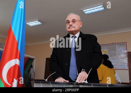 (180411) -- BAKU, 11 aprile 2018 -- il primo ministro azero Artur Rasizade pronuncia il suo voto in un collegio elettorale a Baku, 11 aprile 2018. L'Azerbaigian è andato alle urne mercoledì per eleggere un presidente per i prossimi sette anni. ) (Zxj) AZERBAIGIAN-BAKU-ELEZIONI PRESIDENZIALI TofikxBabayev PUBLICATIONxNOTxINxCHN Foto Stock