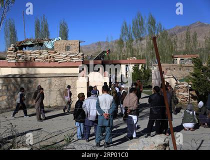 (180412) -- GHAZNI, 12 aprile 2018 -- il 12 aprile 2018 si riuniscono persone presso il sito dell'attacco dei talebani nel distretto di Khawja Omari, nella provincia di Ghazni orientale dell'Afghanistan. Più di tre dozzine di persone, tra cui personale di sicurezza e militanti, sono state confermate morte mentre i militanti talebani hanno attaccato il distretto di Khawja Omari giovedì, vice della polizia provinciale, ha detto Ramazan Ali Mohsini. ) (psw) AFGHANISTAN-GHAZNI-TALIBAN ATTACK-DISTRICT HEADQUARTER SayedxMominzadah PUBLICATIONxNOTxINxCHN Foto Stock