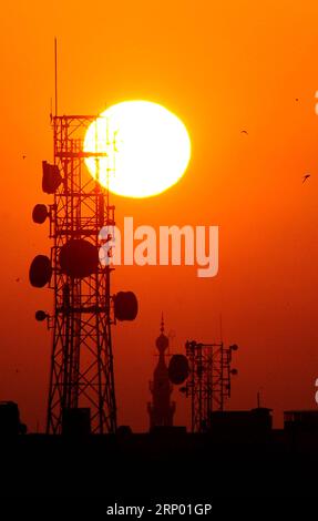 (180412) -- DAMASCO, 12 aprile 2018 -- foto scattata il 12 aprile 2018 mostra l'alba a Damasco, capitale della Siria. ) (psw) SIRIA-DAMASCO-ALBA AmmarxSafarjalani PUBLICATIONxNOTxINxCHN Foto Stock