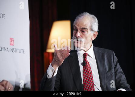 (180412) -- NEW YORK, 12 aprile 2018 -- John Lipsky, Distinguished Scholar, School of Advanced International Studies, Johns Hopkins University, parla a una tavola rotonda, parte del China Institute 2018 Executive Summit, U.S.-China Business in the New World Order, a New York, Stati Uniti, il 12 aprile 2018. Lo schiaffo unilaterale degli Stati Uniti sulle ripide tariffe sulle merci cinesi mina un regime commerciale multilaterale basato su regole che è stato cruciale per la crescita globale, ha affermato Joseph Stiglitz. ) AFFARI USA-NEW YORK-USA-CINA NELLA NUOVA DISCUSSIONE DEL PANEL DEGLI ORDINI MONDIALE WANGXYING PUBLICATIONXNOTXI Foto Stock