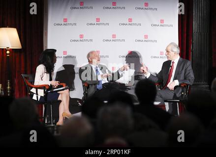 (180412) -- NEW YORK, 12 aprile 2018 -- l'economista americano vincitore del Premio Nobel Joseph Stiglitz (C, Rear) e John Lipsky (R, Rear), illustre studioso, School of Advanced International Studies, Johns Hopkins University, partecipano a una discussione, parte del China Institute 2018 Executive Summit, U.S.-China Business in the New World Order, a New York, negli Stati Uniti, il 12 aprile 2018. Lo schiaffo unilaterale degli Stati Uniti sulle ripide tariffe sulle merci cinesi mina un regime commerciale multilaterale basato su regole che è stato cruciale per la crescita globale, ha affermato Joseph Stiglitz. ) STATI UNITI-NEW YORK-STATI UNITI-CINA Foto Stock