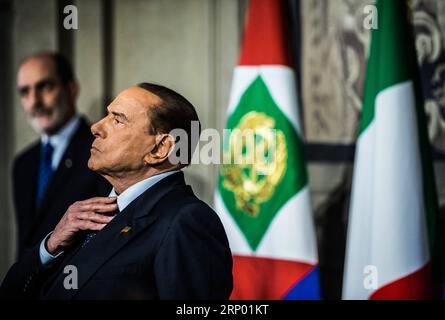 (180412) -- ROMA, 12 aprile 2018 -- il leader del partito forza Italia ed ex primo ministro italiano Silvio Berlusconi (fronte) partecipa a una conferenza stampa al Palazzo del Quirinale a Roma, capitale d'Italia, il 12 aprile 2018. Il primo giorno del secondo turno dei colloqui formali del governo italiano si è concluso in un apparente stand-by giovedì, mentre i principali partiti politici hanno scavato nelle loro posizioni contrastanti. ITALIA-ROMA-COLLOQUI GOVERNATIVI-SECONDO ROUND JINXYU PUBLICATIONXNOTXINXCHN Foto Stock