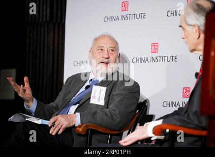 (180412) -- NEW YORK, 12 aprile 2018 -- l'economista americano vincitore del Premio Nobel Joseph Stiglitz (L) interviene in una tavola rotonda, parte del China Institute 2018 Executive Summit, U.S.-China Business in the New World Order, a New York, Stati Uniti, il 12 aprile 2018. Lo schiaffo unilaterale degli Stati Uniti sulle ripide tariffe sulle merci cinesi mina un regime commerciale multilaterale basato su regole che è stato cruciale per la crescita globale, ha affermato Joseph Stiglitz. ) AFFARI USA-NEW YORK-USA-CINA NEL NUOVO PANEL MONDIALE DEGLI ORDINI WANGXYING PUBLICATIONXNOTXINXCHN Foto Stock