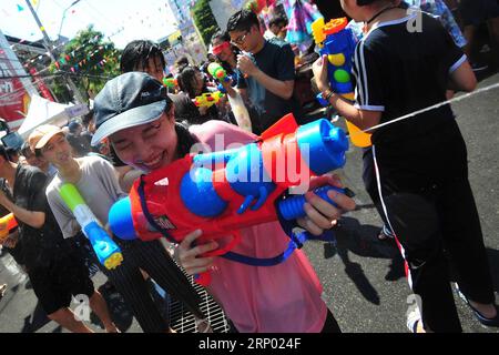 (180413) -- BANGKOK, 13 aprile 2018 -- le persone prendono parte a battaglie di armi ad acqua durante i festeggiamenti per il Songkran Festival, il tradizionale Festival di Capodanno della Thailandia, nel quartiere dello shopping Siam di Bangkok, Thailandia, 13 aprile 2018. ) (Zjl) THAILAND-BANGKOK-SONGKRAN FESTIVAL RachenxSageamsak PUBLICATIONxNOTxINxCHN Foto Stock