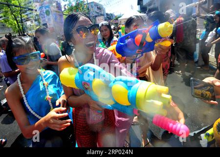 (180413) -- BANGKOK, 13 aprile 2018 -- le persone prendono parte a battaglie di armi ad acqua durante i festeggiamenti per il Songkran Festival, il tradizionale Festival di Capodanno della Thailandia, nel quartiere dello shopping Siam di Bangkok, Thailandia, 13 aprile 2018. ) (Zjl) THAILAND-BANGKOK-SONGKRAN FESTIVAL RachenxSageamsak PUBLICATIONxNOTxINxCHN Foto Stock