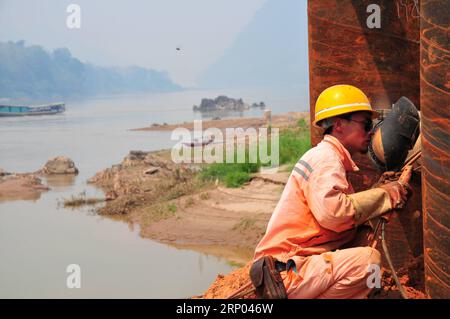 (180418) -- VIENTIANE, 18 aprile 2018 -- la foto scattata il 13 aprile 2018 mostra una saldatrice elettrica cinese della China Railway No.8 Engineering Group Co., Ltd (CREC8) lavori di costruzione del ponte ferroviario Ban Ladhan sul fiume Mekong a Luang Prabang, Laos. La ferrovia Cina-Laos parte dalla zona di confine Mohan-Moten tra i due paesi, percorrendo oltre 400 km fino alla capitale del Lao Vientiane con una velocità operativa prevista di 160 km all'ora. Oltre il 60% del percorso è costituito da ponti e gallerie. )(yk) LAOS-VIENTIANE-CHINA-RAIWAY CONSTRUCTION-PROGRESS ZhangxJianhua PUBLICATIONxNOTxINxCHN Foto Stock