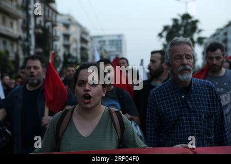 (180418) -- ATENE, 18 aprile 2018 -- i greci prendono parte a una manifestazione di protesta contro gli attacchi missilistici condotti dagli Stati Uniti in Siria ad Atene, in Grecia, il 17 aprile 2018. )(srb) GRECIA-RALLY-PROTESTA MariosxLolos PUBLICATIONxNOTxINxCHN Foto Stock