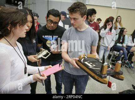 (180419) -- VANCOUVER, 19 aprile 2018 -- gli studenti ascoltano i commenti di un giudice durante un concorso presso l'Università della Columbia Britannica a Vancouver, Canada, 18 aprile 2018. Gli studenti di ingegneria meccanica della University of British Columbia hanno preso parte alla gara di progettazione di piattaforme di atterraggio a razzo su nave mercoledì, costruendo e dimostrando i modelli di piattaforme di atterraggio in stile SpaceX. ) (lx) CANADA-VANCOUVER-UBC-PIATTAFORMA DI ATTERRAGGIO RAZZO-CONCORRENZA LiangxSen PUBLICATIONxNOTxINxCHN Foto Stock