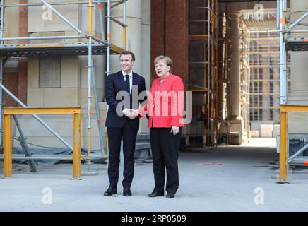 (180419) -- BERLINO, 19 aprile 2018 -- la cancelliera tedesca Angela Merkel (R) posa per foto con il presidente francese Emmanuel Macron al Palazzo di Berlino a Berlino, capitale della Germania, il 19 aprile 2018. ) (wtc) GERMANIA-BERLINO-FRANCIA-VISITA ShanxYuqi PUBLICATIONxNOTxINxCHN Foto Stock