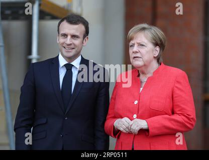 (180419) -- BERLINO, 19 aprile 2018 -- il cancelliere tedesco Angela Merkel (R) e il presidente francese Emmanuel Macron in visita posano per una foto al Palazzo di Berlino a Berlino, capitale della Germania, il 19 aprile 2018. ) (wtc) GERMANIA-BERLINO-FRANCIA-VISITA ShanxYuqi PUBLICATIONxNOTxINxCHN Foto Stock