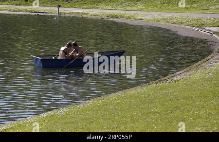 (180419) -- BRUXELLES, 19 aprile 2018 -- le persone pagano una barca in un parco a Bruxelles, in Belgio, 19 aprile 2018. La temperatura qui è salita a circa 28 gradi Celsius il giovedì, rendendo il 19 aprile più caldo dai record del tempo. ) BELGIO-BRUXELLES-PRIMAVERA YexPingfan PUBLICATIONxNOTxINxCHN Foto Stock