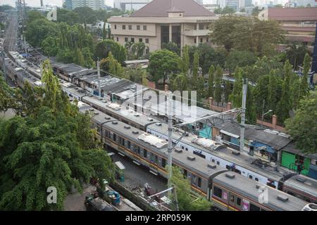 (180420) -- GIACARTA, 20 aprile 2018 -- foto scattata il 13 aprile 2018 mostra i treni pendolari vicino alla stazione di Palmerah nella città di Giacarta sud, Indonesia. ) (Djj) INDONESIA-GIACARTA-LIFESTYLE DuxYu PUBLICATIONxNOTxINxCHN Foto Stock