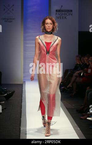 St Petersburg Fashion Week (180420) -- ST. PIETROBURGO, 20 aprile 2018 -- Un modello presenta una creazione della designer Alesya Knyazeva durante la settimana della moda di San Pietroburgo autunno/inverno 2018/2019 a St. Pietroburgo, Russia il 19 aprile 2018. La settimana della moda di San Pietroburgo Autunno/Inverno 2018/2019 si tiene dal 19 al 22 aprile. ) (wtc) RUSSIA-ST. PIETROBURGO-SETTIMANA DELLA MODA IrinaxMotina PUBLICATIONxNOTxINxCHN Foto Stock