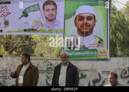 (180421) -- GAZA, 21 aprile 2018 -- i palestinesi piangono fuori dalla casa del professore e membro di Hamas Fadi Mohammad al-Batsh, 35 anni, che è stato ucciso all'inizio della giornata in Malesia, nella città di Jabalia, nella striscia settentrionale di Gaza, il 21 aprile 2018. La polizia malese ha detto che il ricercatore, specializzato in problemi energetici, è stato ucciso in una sparatoria in motocicletta mentre si dirigeva a piedi per prendere parte alle preghiere musulmane all'alba del 21 aprile a Kuala Lumpur. Hamas ha accusato l'agenzia di spie del Mossad di averlo ucciso.) MIDEAST-GAZA-MALAYSIA-SPARATORIA-VITTIMA-LUTTO WISSAMXNASSAR PUBLICATIONXNOTXINXCHN Foto Stock