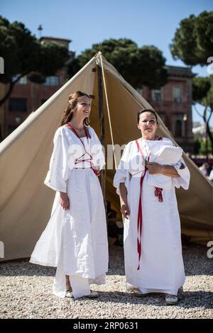 (180421) -- ROMA, 21 aprile 2018 -- gli artisti prendono parte allo spettacolo per presentare la leggendaria fondazione di Roma da parte di Romolo nel 753 a.C. al Circo massimo di Roma, capitale d'Italia, 21 aprile 2018. I festeggiamenti si sono svolti in tutta Roma il sabato, in quanto la capitale d'Italia ha commemorato la sua fondazione 2.771 anni fa. ) ITALIA-ROMA-FONDAZIONE-2771° ANNIVERSARIO JinxYu PUBLICATIONxNOTxINxCHN Foto Stock