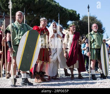 (180421) -- ROMA, 21 aprile 2018 -- gli artisti prendono parte allo spettacolo per presentare la leggendaria fondazione di Roma da parte di Romolo nel 753 a.C. al Circo massimo di Roma, capitale d'Italia, 21 aprile 2018. I festeggiamenti si sono svolti in tutta Roma il sabato, in quanto la capitale d'Italia ha commemorato la sua fondazione 2.771 anni fa. ) ITALIA-ROMA-FONDAZIONE-2771° ANNIVERSARIO JinxYu PUBLICATIONxNOTxINxCHN Foto Stock