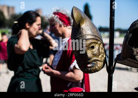 (180421) -- ROMA, 21 aprile 2018 -- la gente vende prodotti nello stile dell'antica Roma al Circo massimo di Roma, capitale d'Italia, 21 aprile 2018. I festeggiamenti si sono svolti in tutta Roma il sabato, in quanto la capitale d'Italia ha commemorato la sua fondazione 2.771 anni fa. ) ITALIA-ROMA-FONDAZIONE-2771° ANNIVERSARIO JinxYu PUBLICATIONxNOTxINxCHN Foto Stock