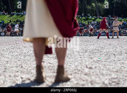 (180421) -- ROMA, 21 aprile 2018 -- gli artisti prendono parte allo spettacolo per presentare la leggendaria fondazione di Roma da parte di Romolo nel 753 a.C. al Circo massimo di Roma, capitale d'Italia, 21 aprile 2018. I festeggiamenti si sono svolti in tutta Roma il sabato, in quanto la capitale d'Italia ha commemorato la sua fondazione 2.771 anni fa. ) ITALIA-ROMA-FONDAZIONE-2771° ANNIVERSARIO JinxYu PUBLICATIONxNOTxINxCHN Foto Stock