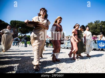 (180421) -- ROMA, 21 aprile 2018 -- gli artisti prendono parte allo spettacolo per presentare la leggendaria fondazione di Roma da parte di Romolo nel 753 a.C. al Circo massimo di Roma, capitale d'Italia, 21 aprile 2018. I festeggiamenti si sono svolti in tutta Roma il sabato, in quanto la capitale d'Italia ha commemorato la sua fondazione 2.771 anni fa. ) ITALIA-ROMA-FONDAZIONE-2771° ANNIVERSARIO JinxYu PUBLICATIONxNOTxINxCHN Foto Stock